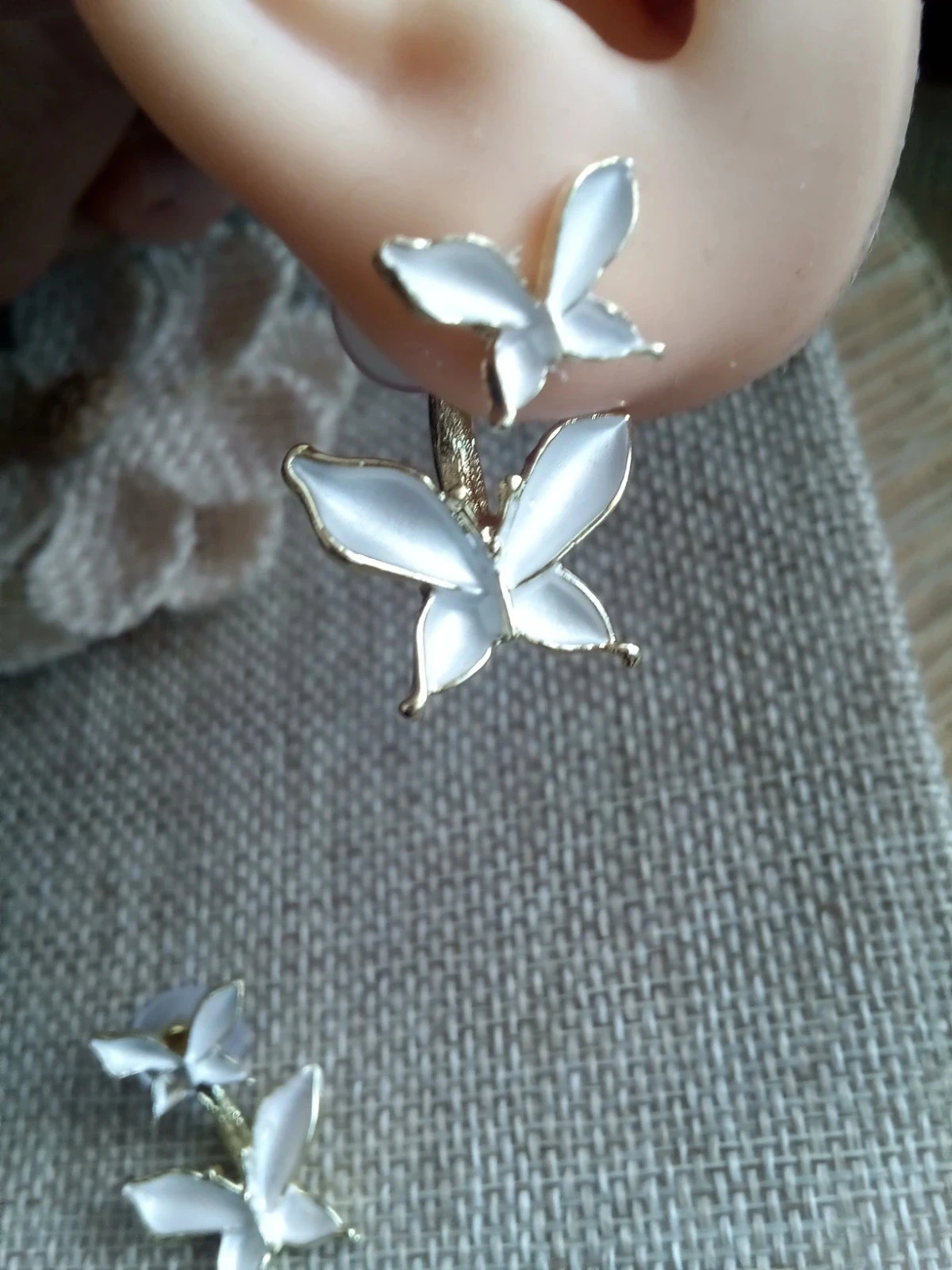 Boucles d'oreilles fleurs blanches en 3 pièces – photo 3
